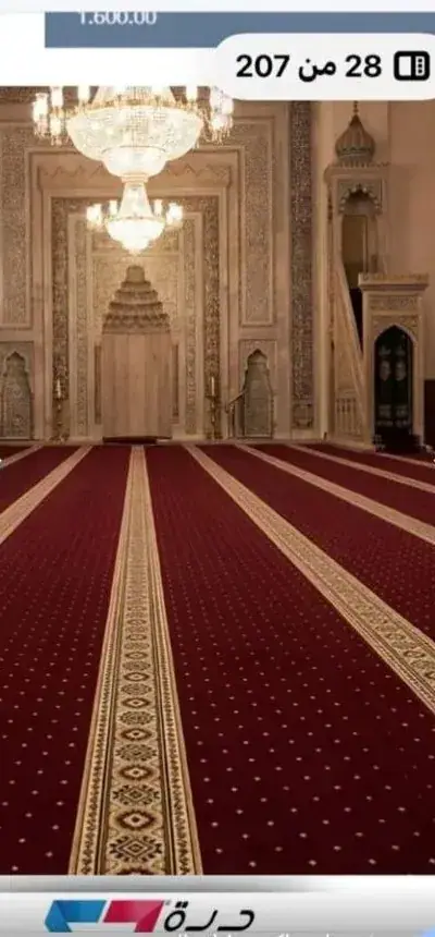 سجاد مسجد أحمر بخطوط صلاة ذهبية أمام المحراب